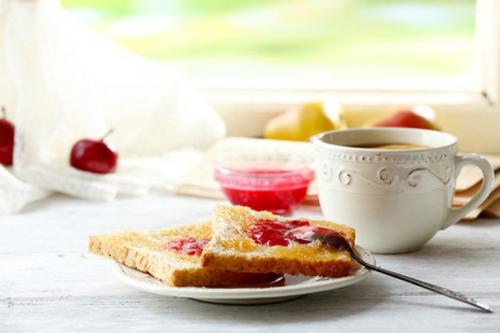 Два стакана воды с утра натощак. Стакан воды утром натощак: польза и вред