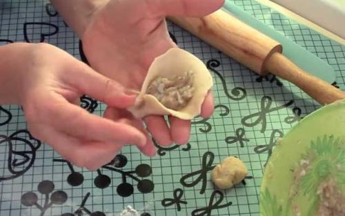 Домашние пельмени к праздничному столу — вкусный рецепт и оригинальное плетение