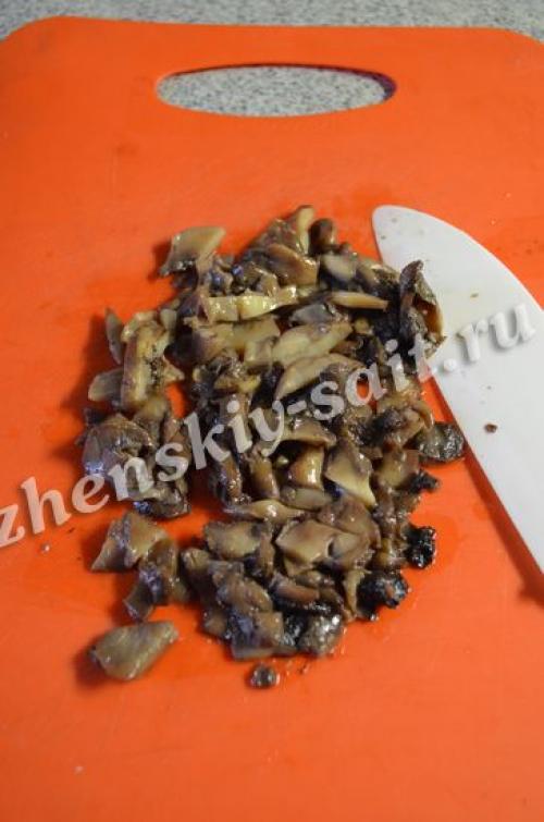 Салат с говяжьей печенью и грибами. Праздничный салат из говяжьей печени