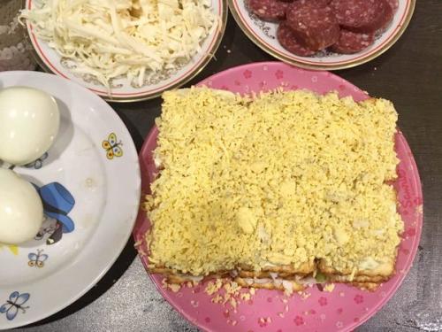 Салат из печенья Рыбки с консервой. Новый взгляд на салат с рыбной консервой: "Мимоза с крекером"