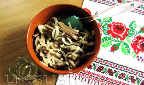 Нежный салат из говяжьей печени с маринованным в уксусе луком
