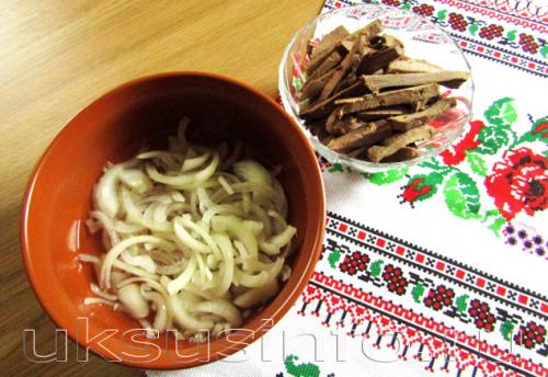 Нежный салат из говяжьей печени с маринованным в уксусе луком
