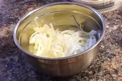 Салат из печень говяжья рецепты. Как приготовить салат из говяжьей печенки с маринованным луком?