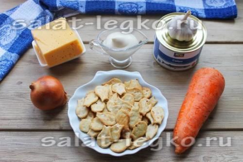 Салат из печенья крекер с консервой. Салат с консервированной сайрой и крекерами