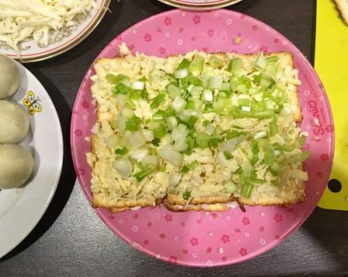 Салат из печенья Рыбки с консервой. Новый взгляд на салат с рыбной консервой: "Мимоза с крекером"