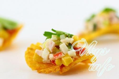 Крабовый Салат на чипсах. Закуска на чипсах с крабовыми палочками