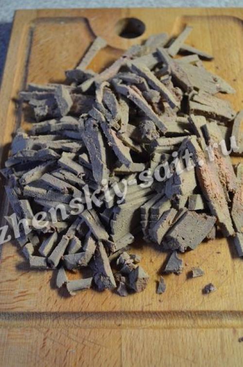 Салат с говяжьей печенью и грибами. Праздничный салат из говяжьей печени