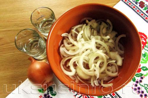 Нежный салат из говяжьей печени с маринованным в уксусе луком