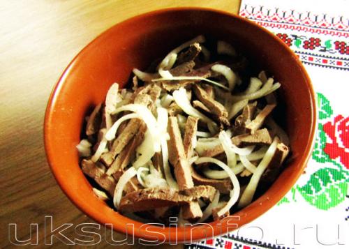 Нежный салат из говяжьей печени с маринованным в уксусе луком