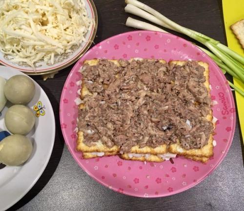 Салат из печенья Рыбки с консервой. Новый взгляд на салат с рыбной консервой: "Мимоза с крекером"