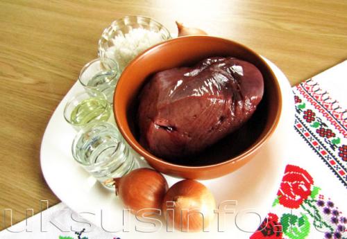 Нежный салат из говяжьей печени с маринованным в уксусе луком