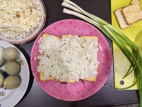 Салат из печенья Рыбки с консервой. Новый взгляд на салат с рыбной консервой: "Мимоза с крекером"