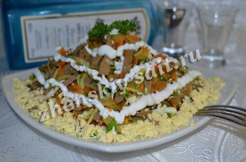 Салат с говяжьей печенью и грибами. Праздничный салат из говяжьей печени