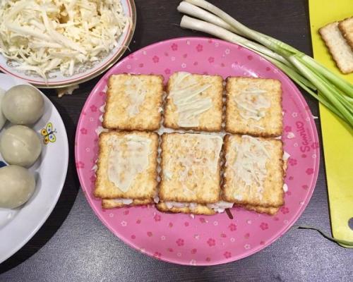 Салат из печенья Рыбки с консервой. Новый взгляд на салат с рыбной консервой: "Мимоза с крекером"