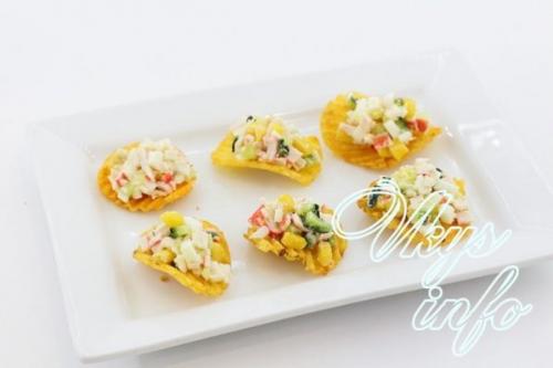Крабовый Салат на чипсах. Закуска на чипсах с крабовыми палочками