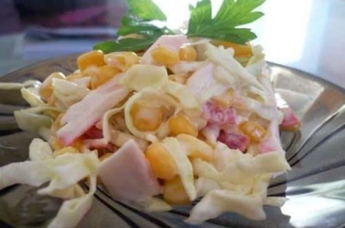 Крабовый Салат на новый год рецепт. Крабовый салат с капустой