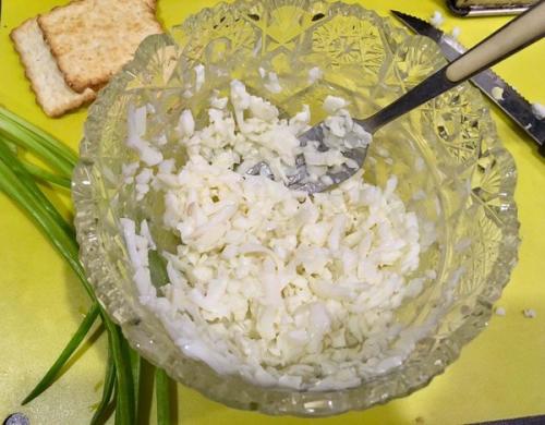 Салат из печенья Рыбки с консервой. Новый взгляд на салат с рыбной консервой: "Мимоза с крекером"