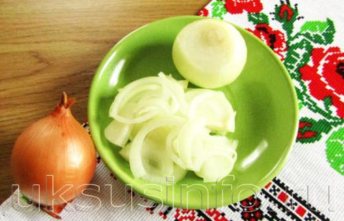 Нежный салат из говяжьей печени с маринованным в уксусе луком