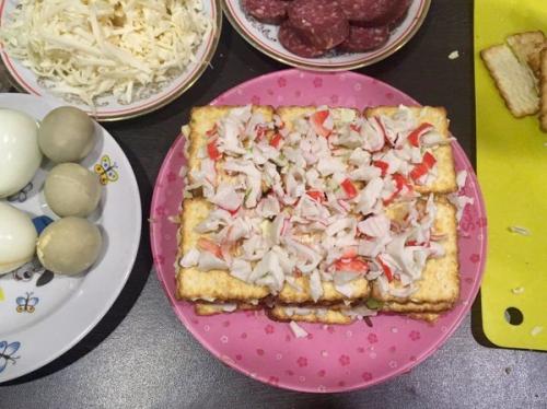 Салат из печенья Рыбки с консервой. Новый взгляд на салат с рыбной консервой: "Мимоза с крекером"