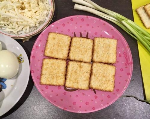 Салат из печенья Рыбки с консервой. Новый взгляд на салат с рыбной консервой: "Мимоза с крекером"