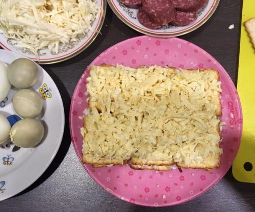 Салат из печенья Рыбки с консервой. Новый взгляд на салат с рыбной консервой: "Мимоза с крекером"