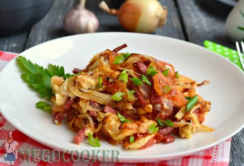 Завтрак из яиц и колбасы. Быстрый завтрак, яйца с колбасой и помидорами