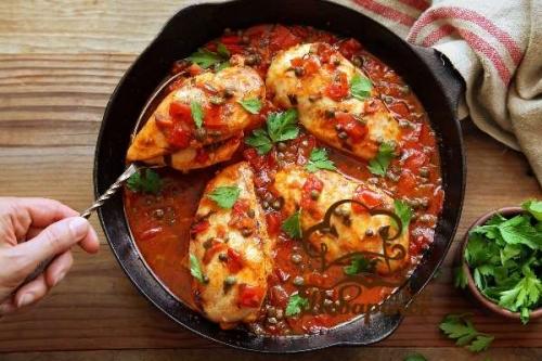 Тушеная куриная грудка в томатном соке