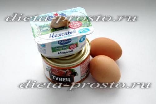 Салат из тунца с яйцом по дюкану. Салат с консервированным тунцом и яичными блинчиками для фазы Атака по Дюкану
