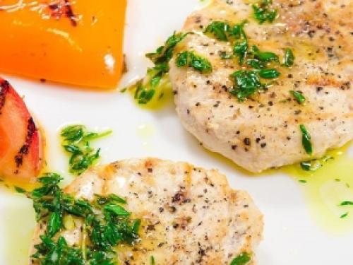 Куриные медальоны в сметанном соусе. Как приготовить сочные куриные медальоны?