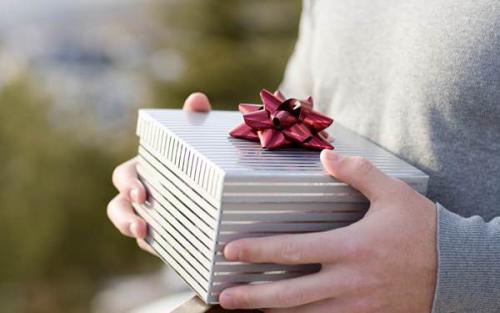 Что, согласно приметам, нельзя дарить на день рождения?