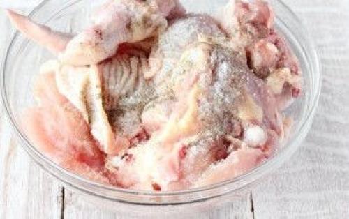 Диетическая курица в сметане в духовке. Курица запеченная со сметаной в духовке