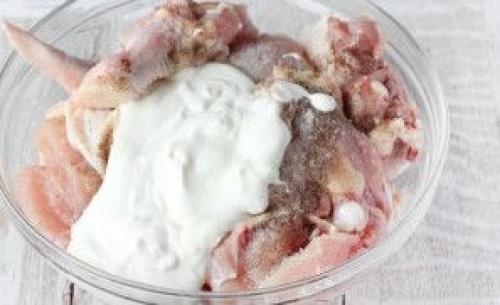 Диетическая курица в сметане в духовке. Курица запеченная со сметаной в духовке