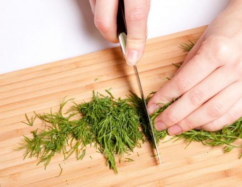 Мягкий сливочный сыр из замороженного кефира и зелени — идеальная быстрая закуска