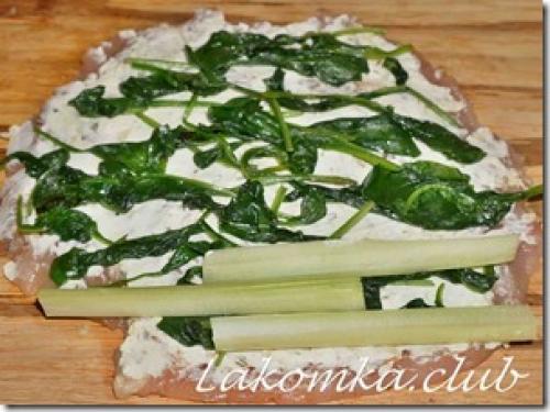 Куриные рулетики с творожным сыром и шпинатом. Куриные рулетики со шпинатом, сельдереем и творожным сыром
