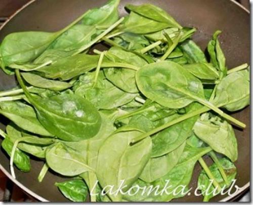 Куриные рулетики с творожным сыром и шпинатом. Куриные рулетики со шпинатом, сельдереем и творожным сыром