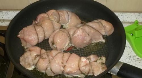 Куриный рулет со шпинатом и грибами. Куриные рулеты с грибами и шпинатом