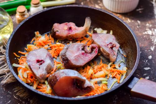 Минтай в духовке с лимоном и сметаной. Минтай в сметане