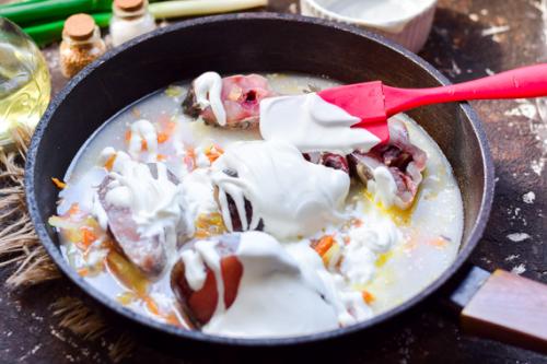 Минтай в духовке с лимоном и сметаной. Минтай в сметане