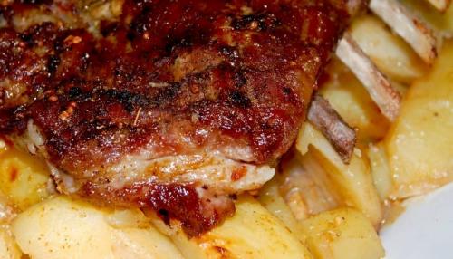Свиные ребрышки с картошкой. Запекаем в духовке свиные рёбрышки с картошкой в фольге