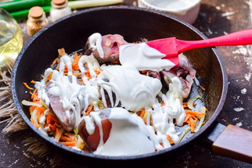 Минтай в духовке с лимоном и сметаной. Минтай в сметане