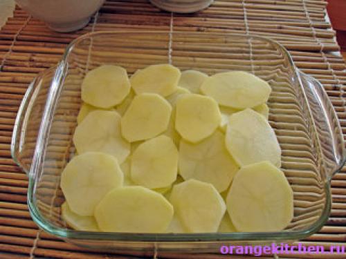 Для картофельной запеканки с адыгейским сыром нам потребуется: