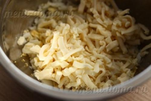 Рулет из лаваша с крабовыми палочками и плавленым сыром и огурцом. Ингредиенты: