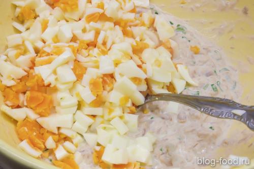 Простой салат с рисом и тунцом