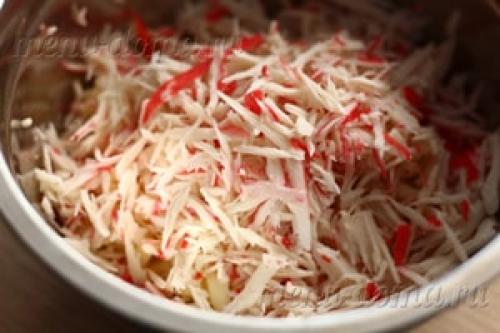 Рулет из лаваша с крабовыми палочками и плавленым сыром и огурцом. Ингредиенты: