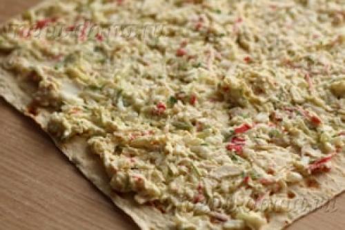 Рулет из лаваша с крабовыми палочками и плавленым сыром и огурцом. Ингредиенты: