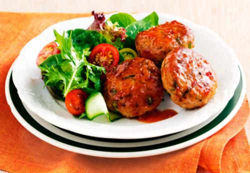 Диетические куриные котлеты в духовке с соусом. Куриные котлетки в духовке с сырной подливкой