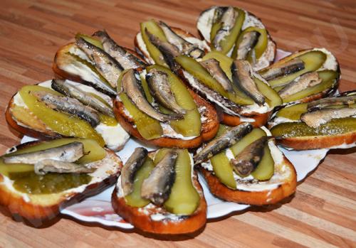 Бутерброды с тунцом на праздник. Рецепты бутербродов на праздничный стол. Бутерброды на Новый Год. Простые и вкусные бутерброды