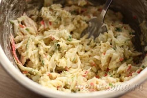 Рулет из лаваша с крабовыми палочками и плавленым сыром и огурцом. Ингредиенты: