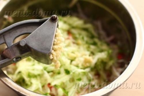 Рулет из лаваша с крабовыми палочками и плавленым сыром и огурцом. Ингредиенты: