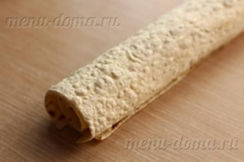 Рулет из лаваша с крабовыми палочками и плавленым сыром и огурцом. Ингредиенты: